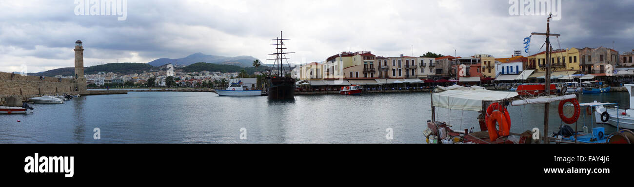 Panorama del porto e della città vecchia di Chania, isola di Creta, Grecia Foto Stock