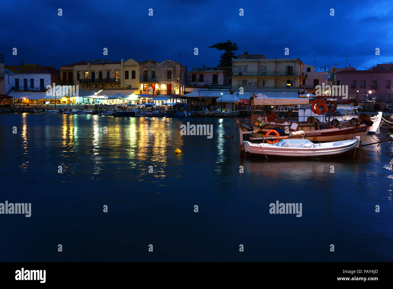 Il porto e la città vecchia Rethimno con ristoranti al crepuscolo, isola di Creta, Grecia Foto Stock