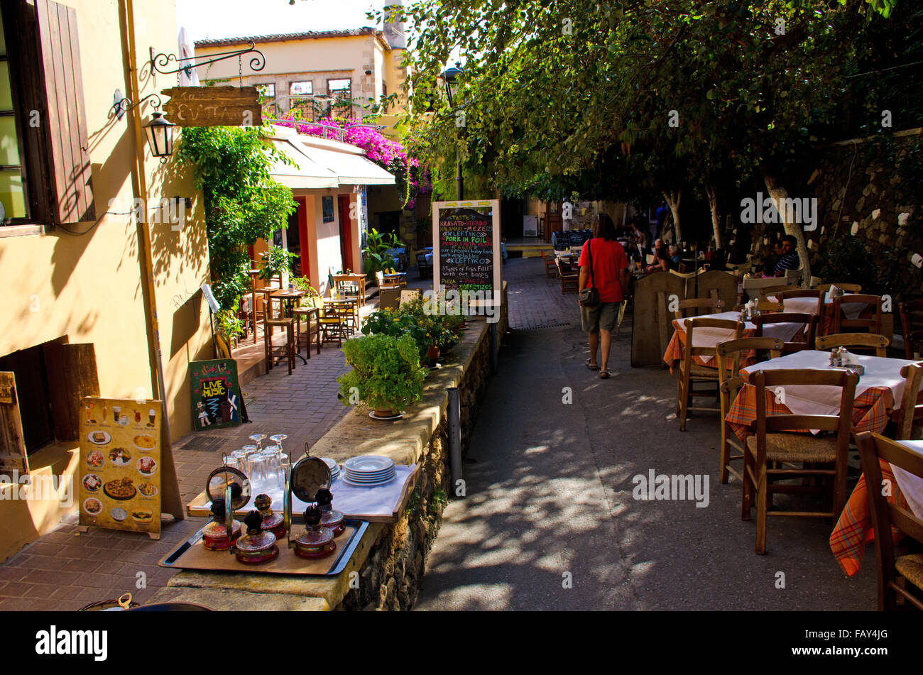 Città vecchia di Chania strada stretta con ristoranti, isola di Creta, Grecia Foto Stock
