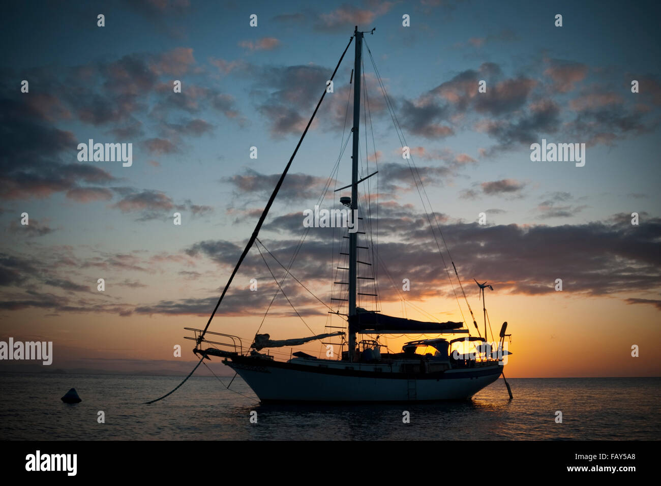 Barca a vela su un ormeggio in isole Whitsunday. Foto Stock