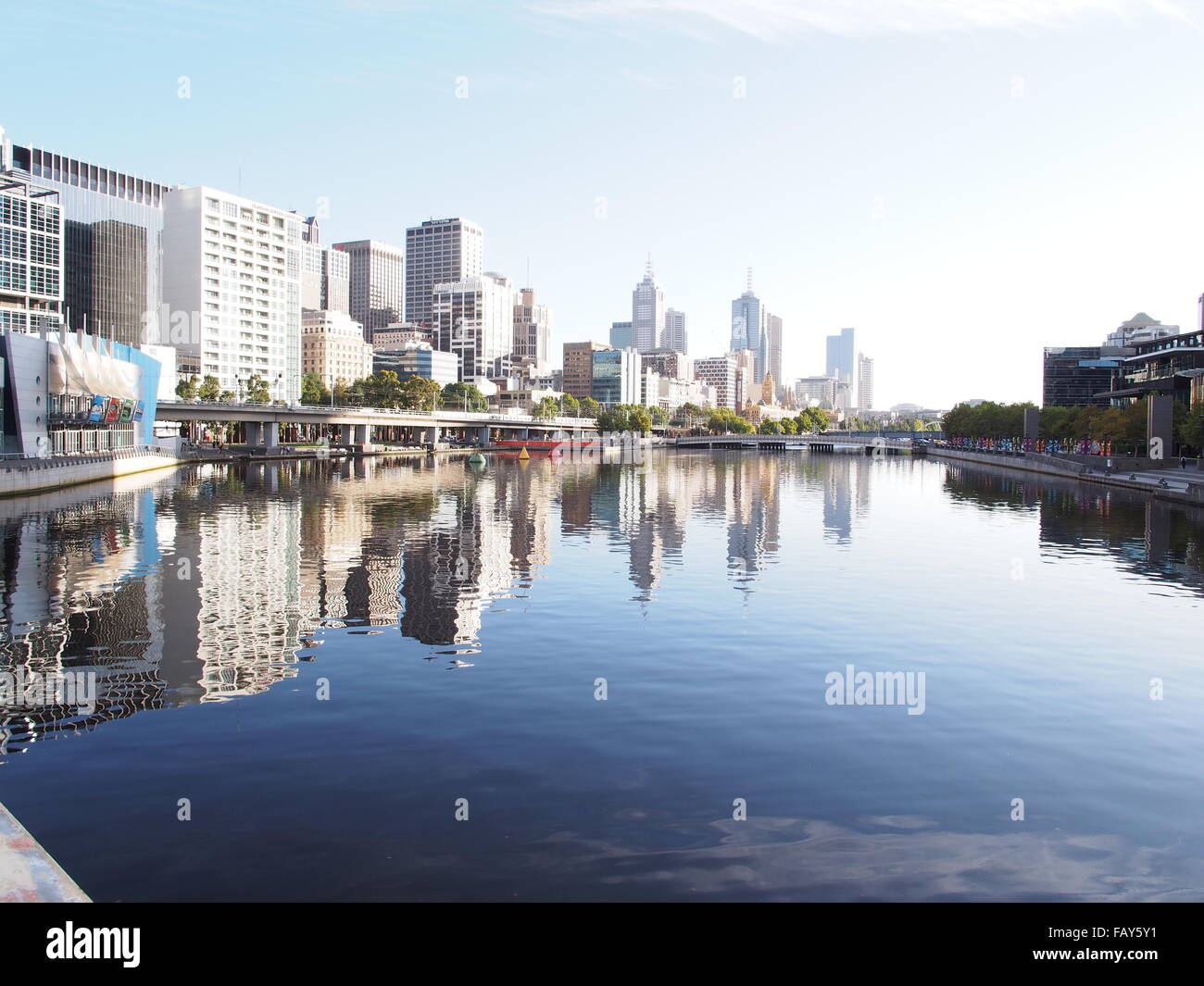 Il CBD di Melbourne e la riflessione sul Fiume Yarra Foto Stock
