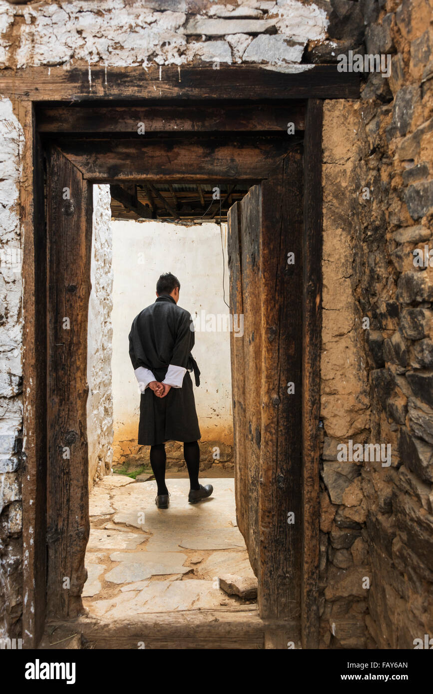 Un uomo che cammina su un percorso, Tachog Lhakhang Dzong; Paro, Bhutan Foto Stock