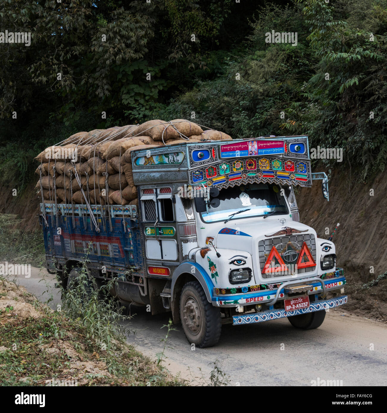 Un colorato carrello caricato con sacchi di marrone; Thimphu Bhutan Foto Stock