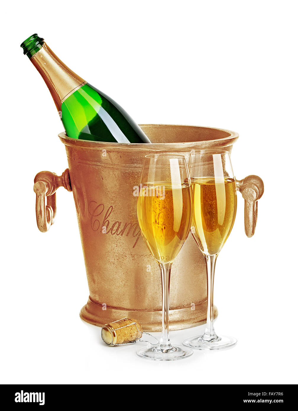 Bottiglia di champagne in golden secchiello per il ghiaccio con bicchieri di champagne close-up isolato su uno sfondo bianco. Festive ancora in vita. Foto Stock