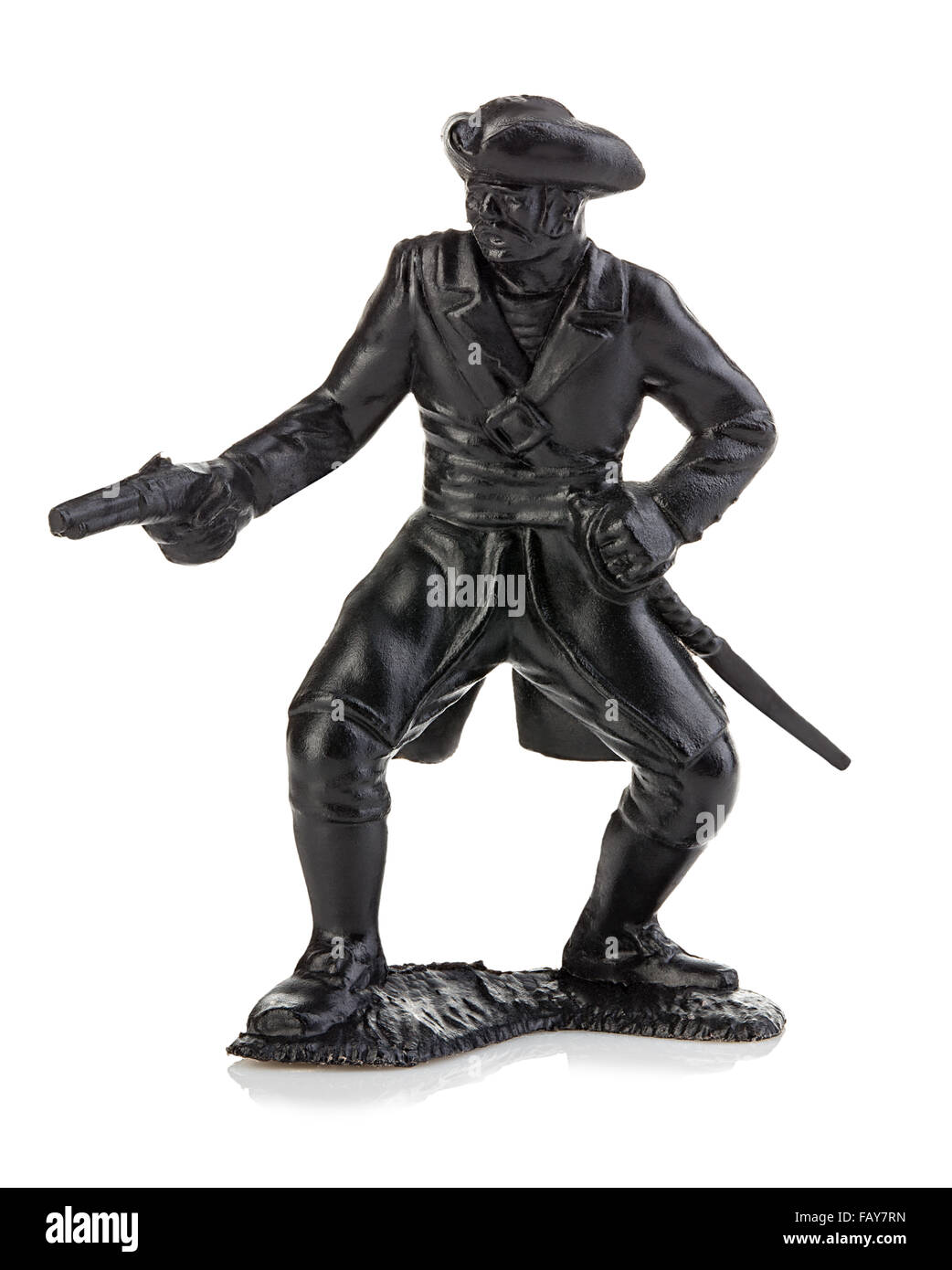 Pirata arrabbiato con la pistola di close-up isolato su uno sfondo bianco. Statuetta in miniatura di un giocattolo per bambini è. Foto Stock