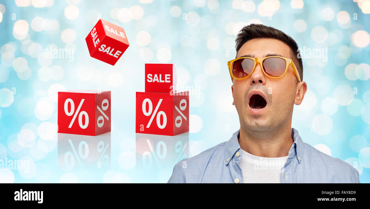Volto della Paura l'Uomo in camicia e occhiali da sole Foto Stock