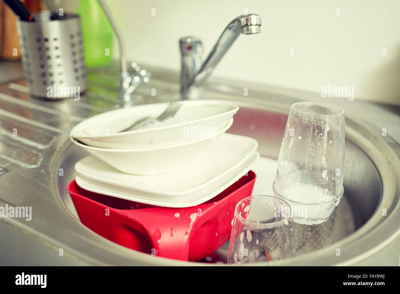 Close up di piatti sporchi lavaggio nel lavello da cucina Foto Stock