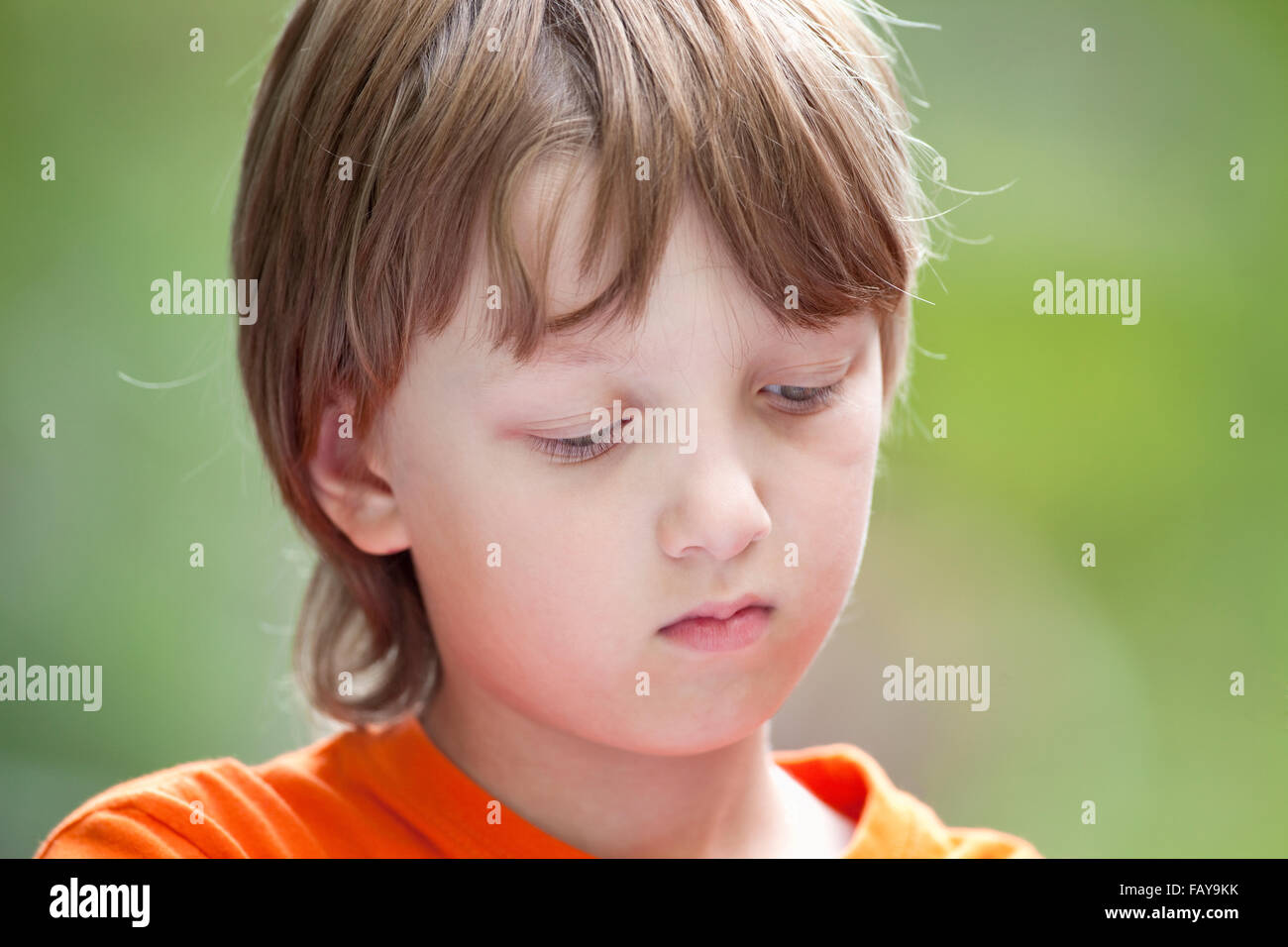 Ritratto di un ragazzo con capelli biondi pensare Foto Stock