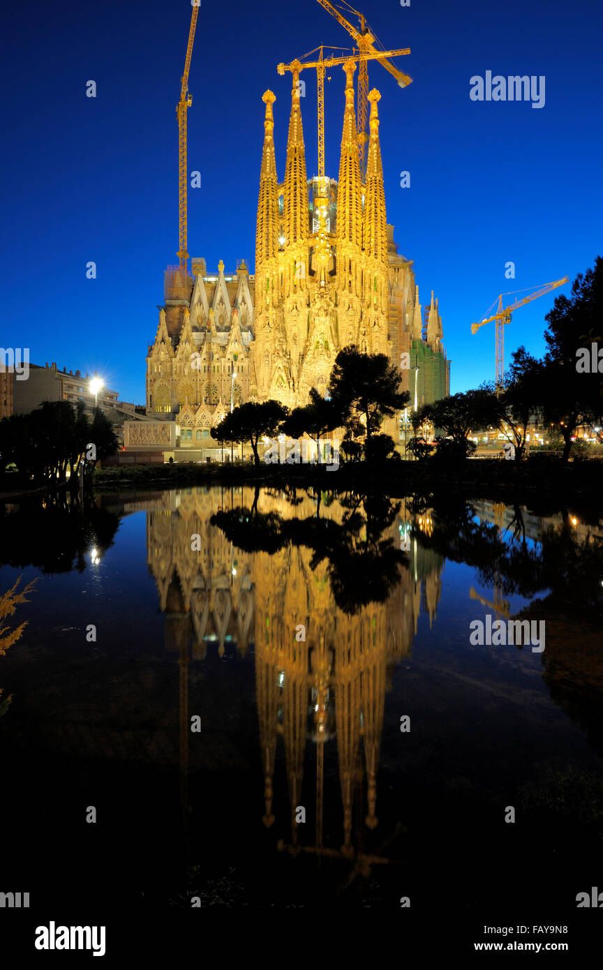 Temple de la Sagrada Familia e Plaça de Gaudì, L'Eixample, Barcellona, Catalunya, Spagna Foto Stock