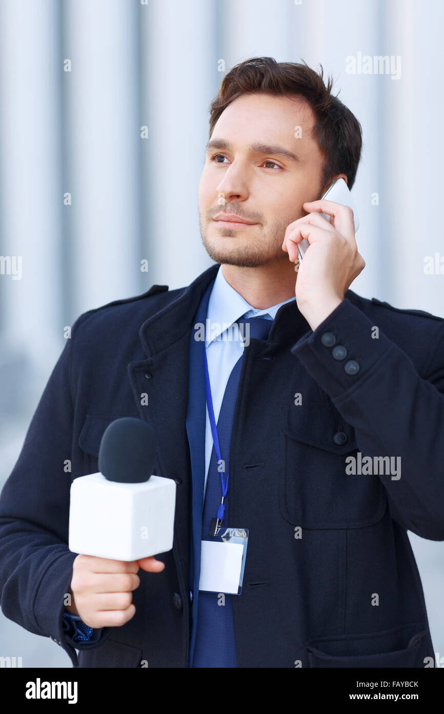 Smart-guardando l uomo sta parlando al telefono. Foto Stock