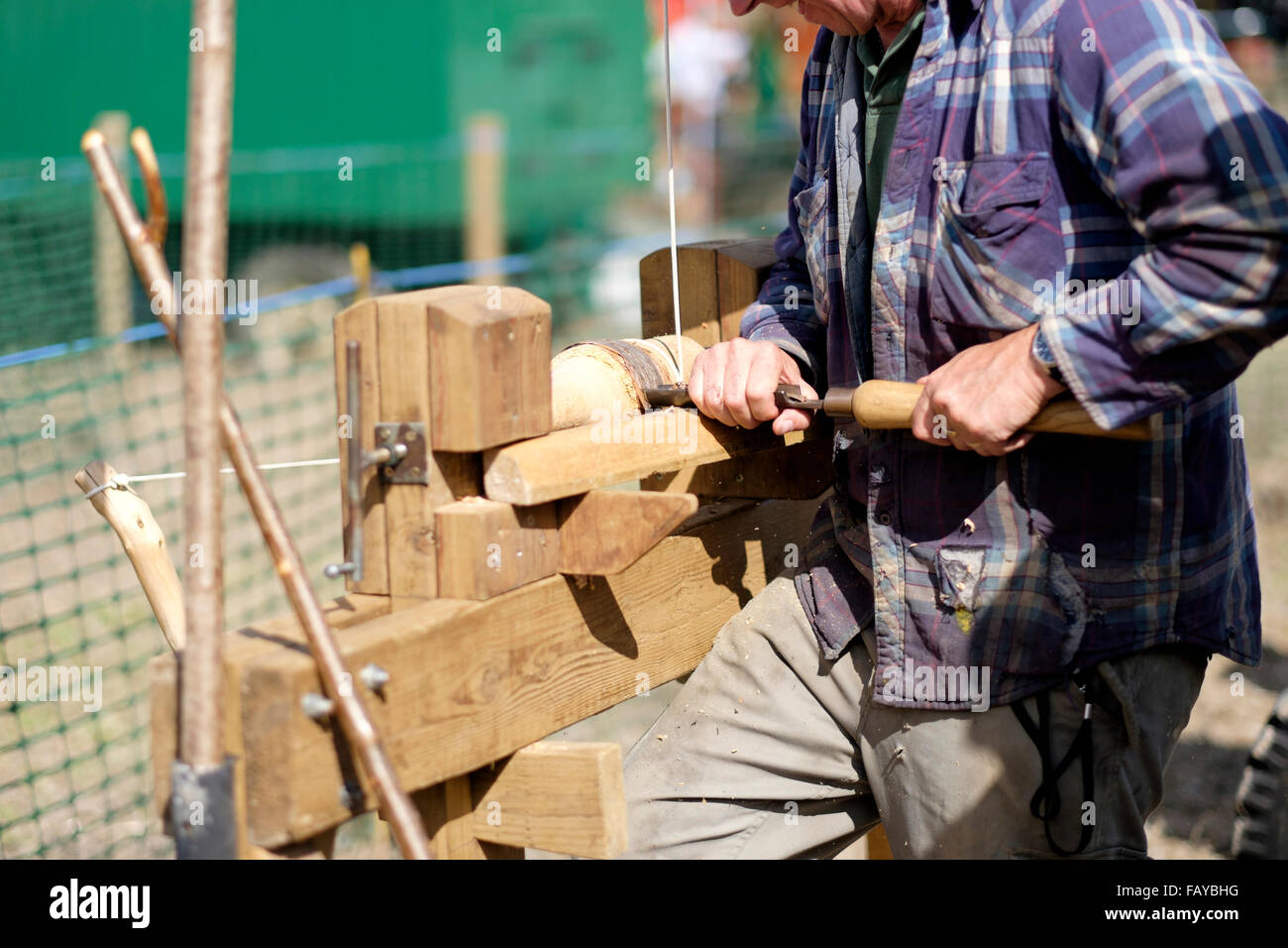 L'uomo trasformare il legno su un uomo-powered pedalà tornio al vapore di Dorset Rally, England, Regno Unito Foto Stock