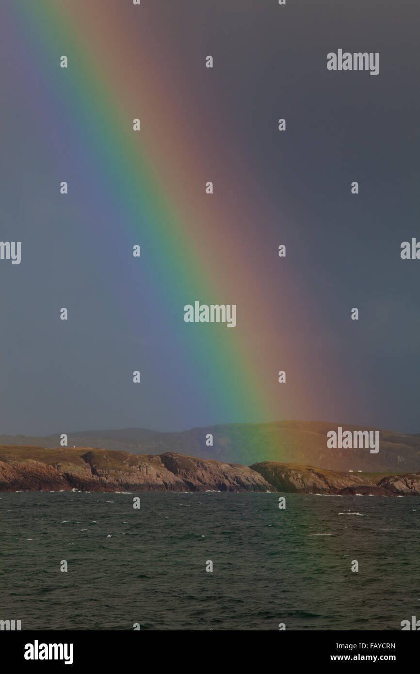 Rainbow Over Mull. Vista dal porto Romain, Iona attraverso il suono. Ebridi Interne. Argyll and Bute, costa ovest della Scozia. Regno Unito. GB. Foto Stock