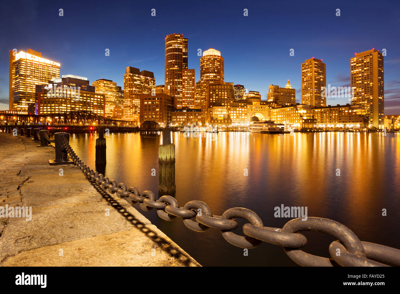 Lo skyline del centro cittadino di Boston, Massachusetts da tutta l'acqua al tramonto. Foto Stock