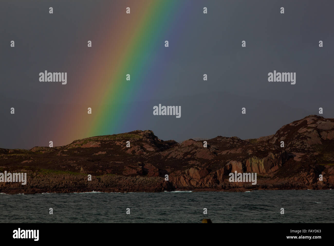 Rainbow Over Mull. Vista dal porto Romain, Iona attraverso il suono. Ebridi Interne. Argyll and Bute, costa ovest della Scozia. Regno Unito. GB. Foto Stock