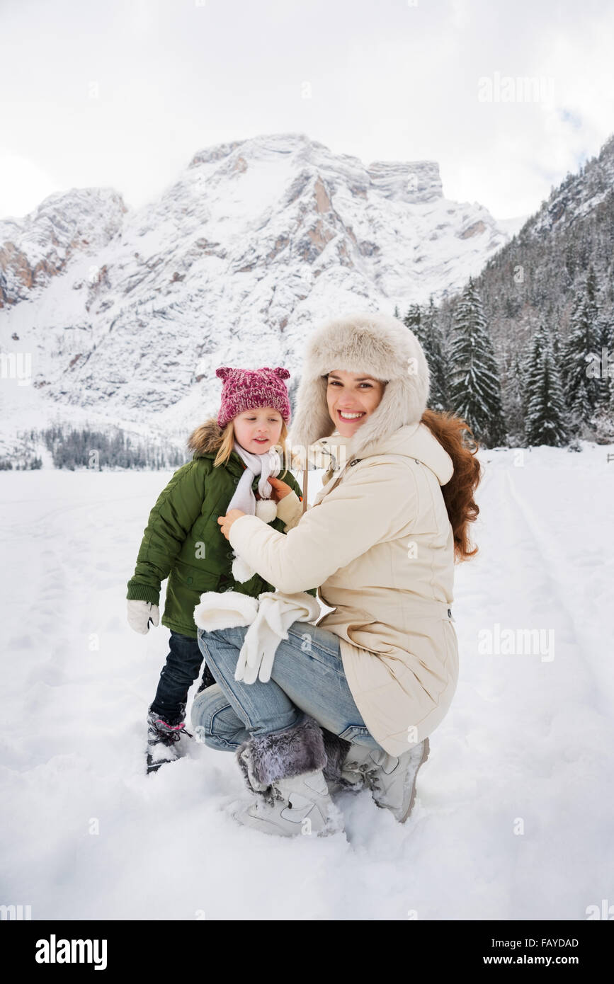 Inverno all'aperto può essere favola-maker per bambini o anche per adulti. Felice la madre e il bambino a giocare all'aperto di fronte snowy mo Foto Stock