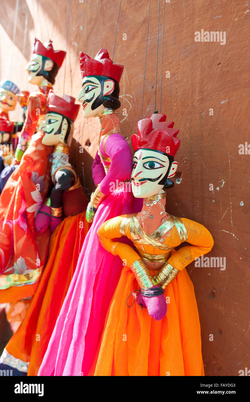 Indian marionette a filo appeso a una parete. I fantocci sono utilizzati nei tradizionali di Rajasthani chiamato Teatro Kathputli. Foto Stock