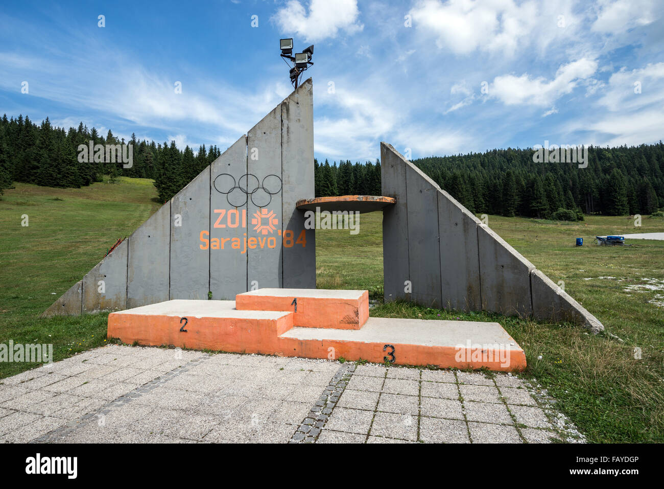 Podio olimpico di Igman Olympic salti (Malo Polje) vicino a Sarajevo, Bosnia ed Erzegovina costruito per 1984 Olimpiadi invernali Foto Stock