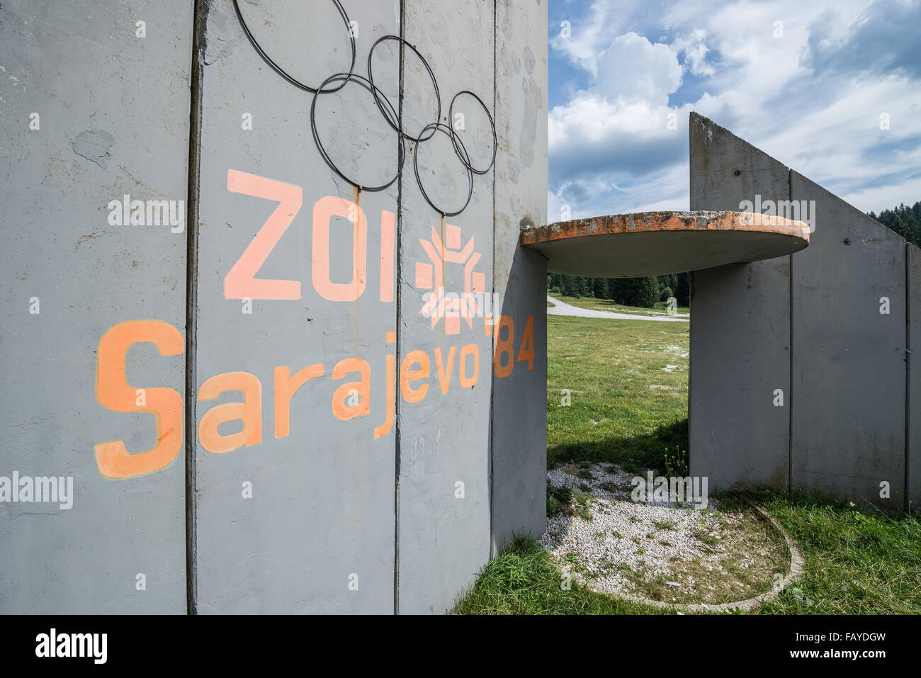 Podio olimpico di Igman Olympic salti (Malo Polje) vicino a Sarajevo, Bosnia ed Erzegovina costruito per 1984 Olimpiadi invernali Foto Stock
