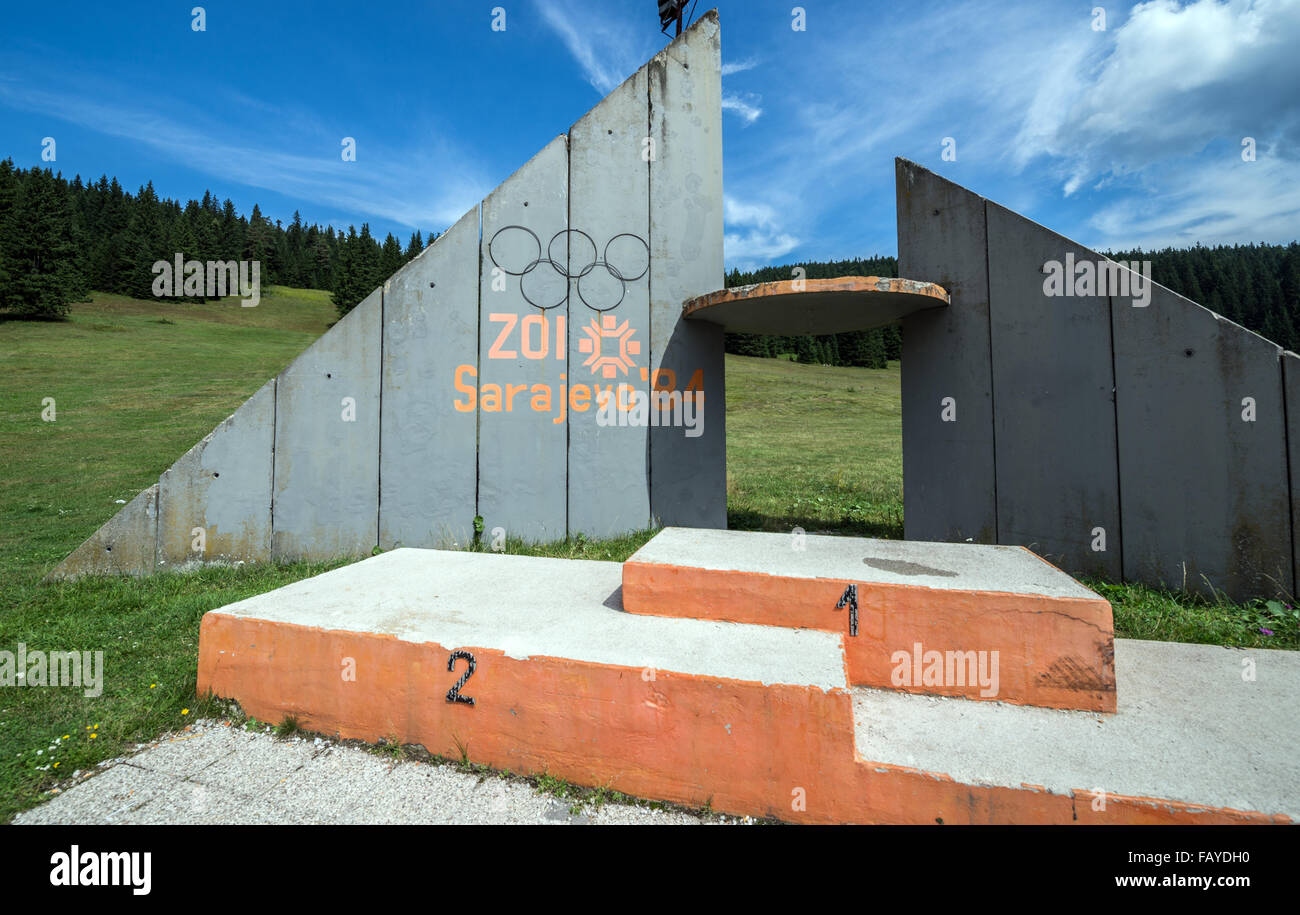 Podio olimpico di Igman Olympic salti (Malo Polje) vicino a Sarajevo, Bosnia ed Erzegovina costruito per 1984 Olimpiadi invernali Foto Stock