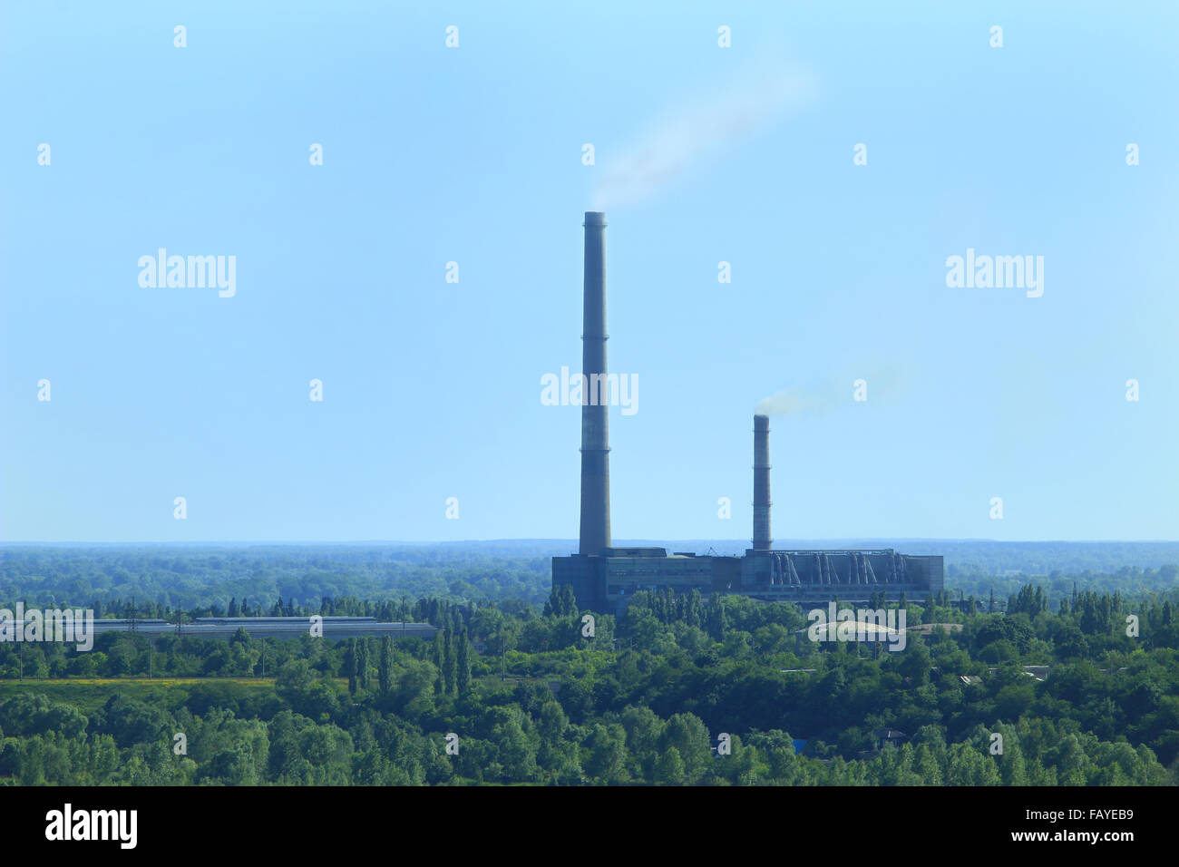L'inquinamento dell'ambiente da parte dell'industria sullo sfondo della natura Foto Stock