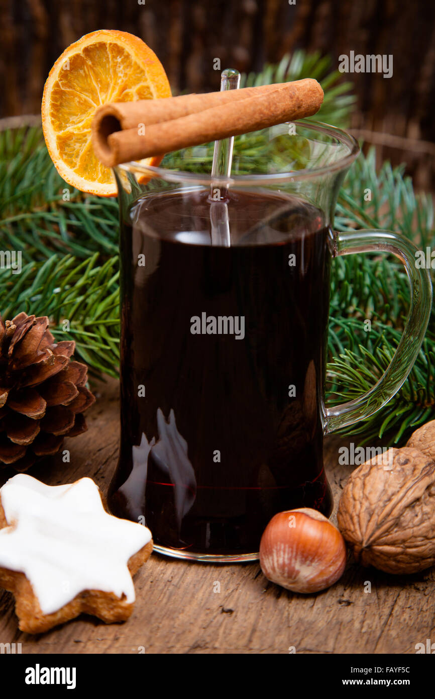 Raffinati serviti un bicchiere di vin brulé Foto Stock