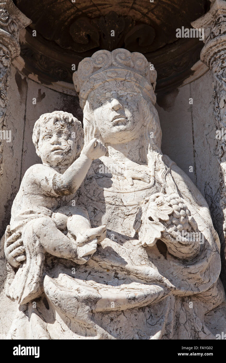Vergine Maria e Gesù Bambino statua presso la Torre di Belem (la Torre de Belem) al waterfront Belem distretto di Lisbona, Portogallo. Foto Stock