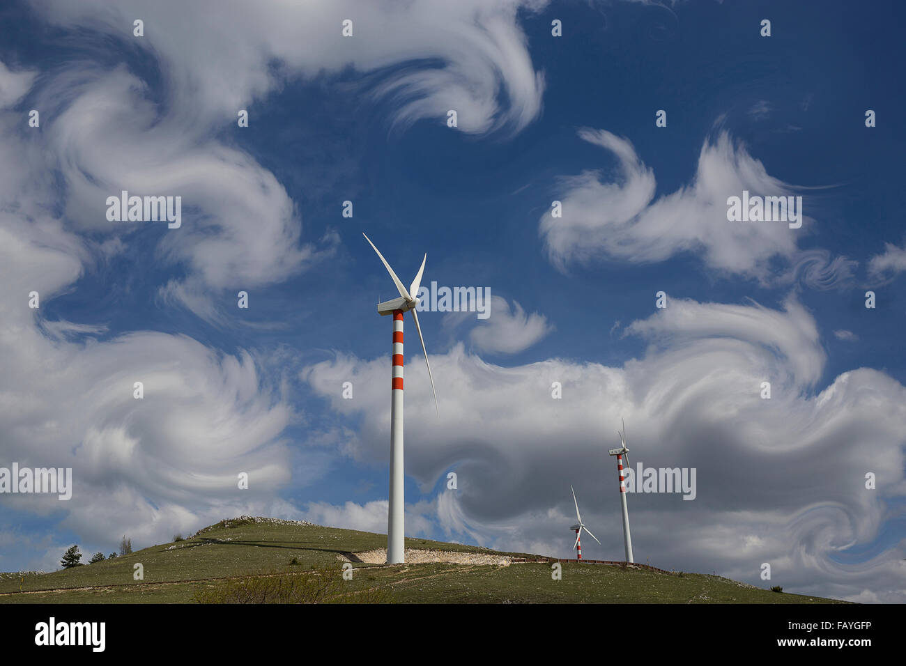 Windy eolian park Foto Stock