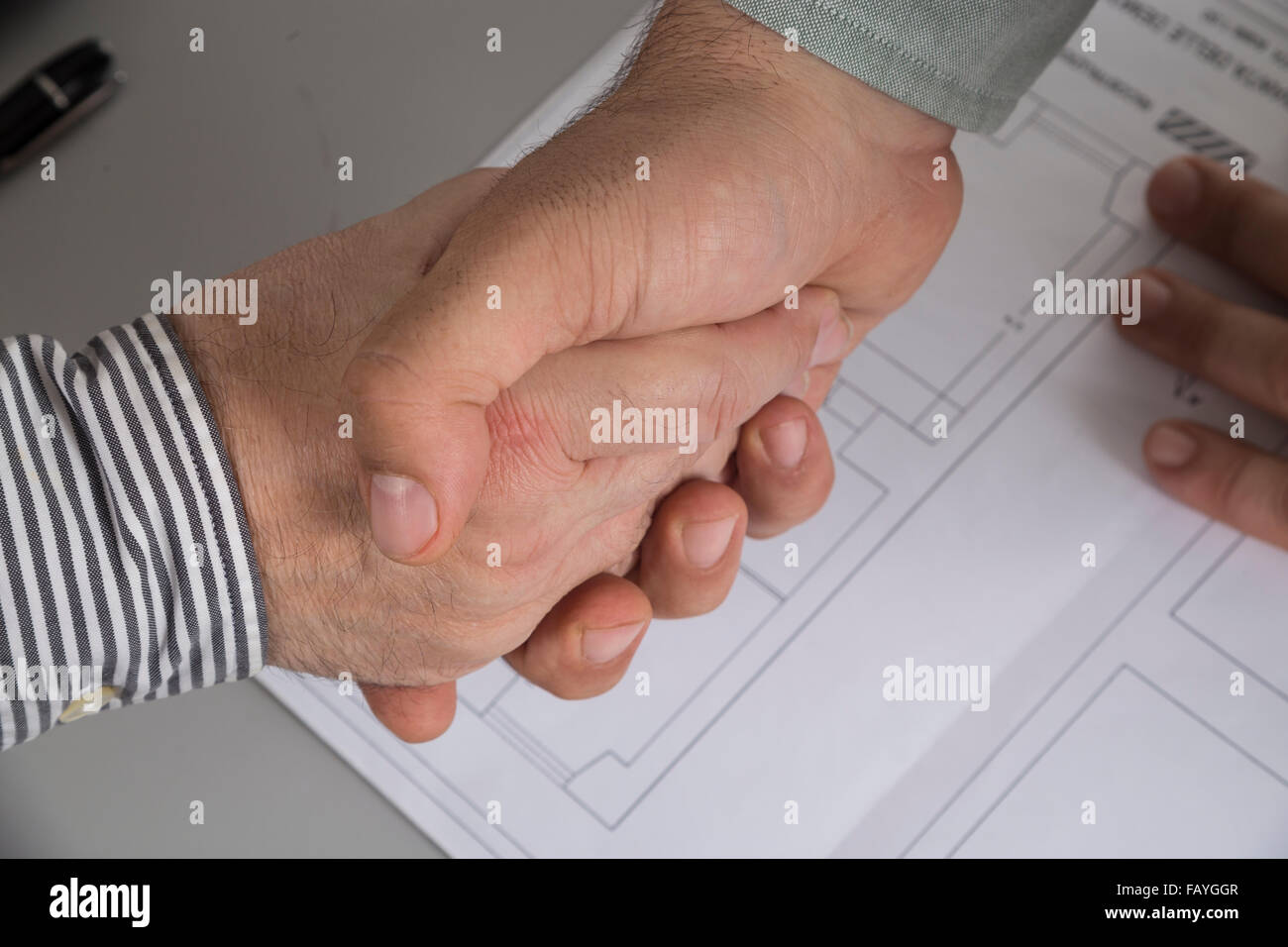 Stretta di mano su un progetto Foto Stock