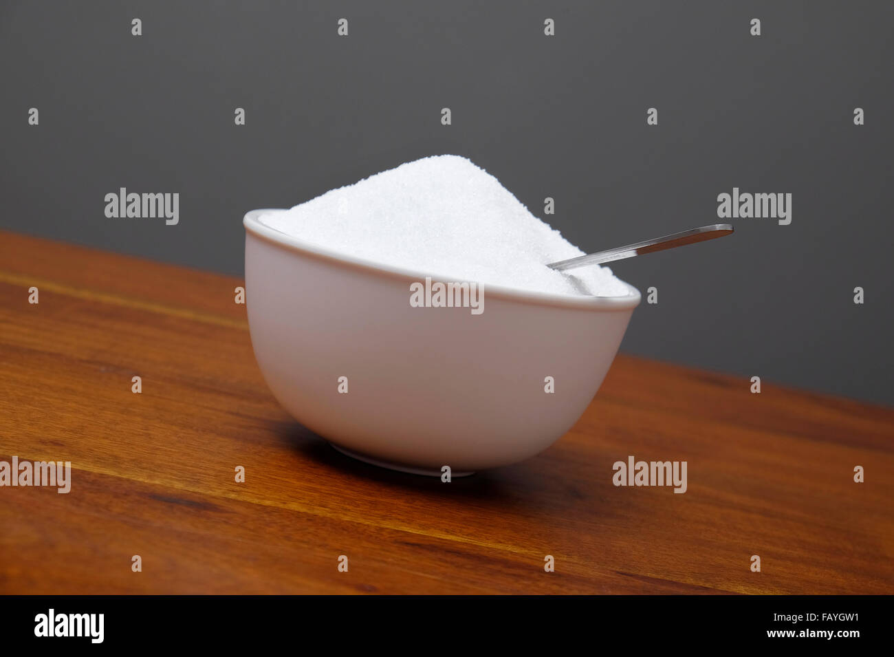 Lo zucchero bianco cristallizzato nel recipiente Foto Stock