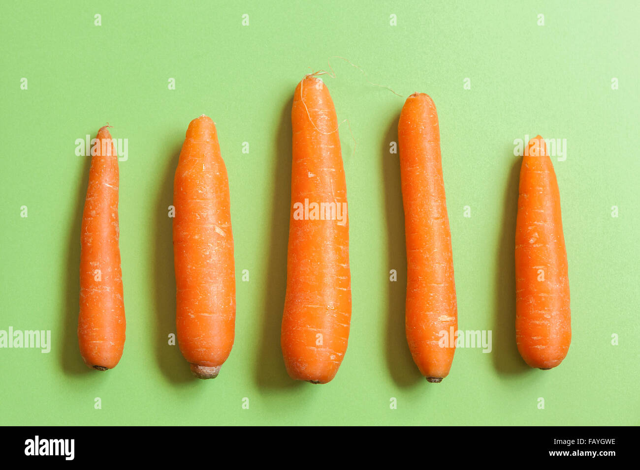 Set di carote su un bancone verde Foto Stock
