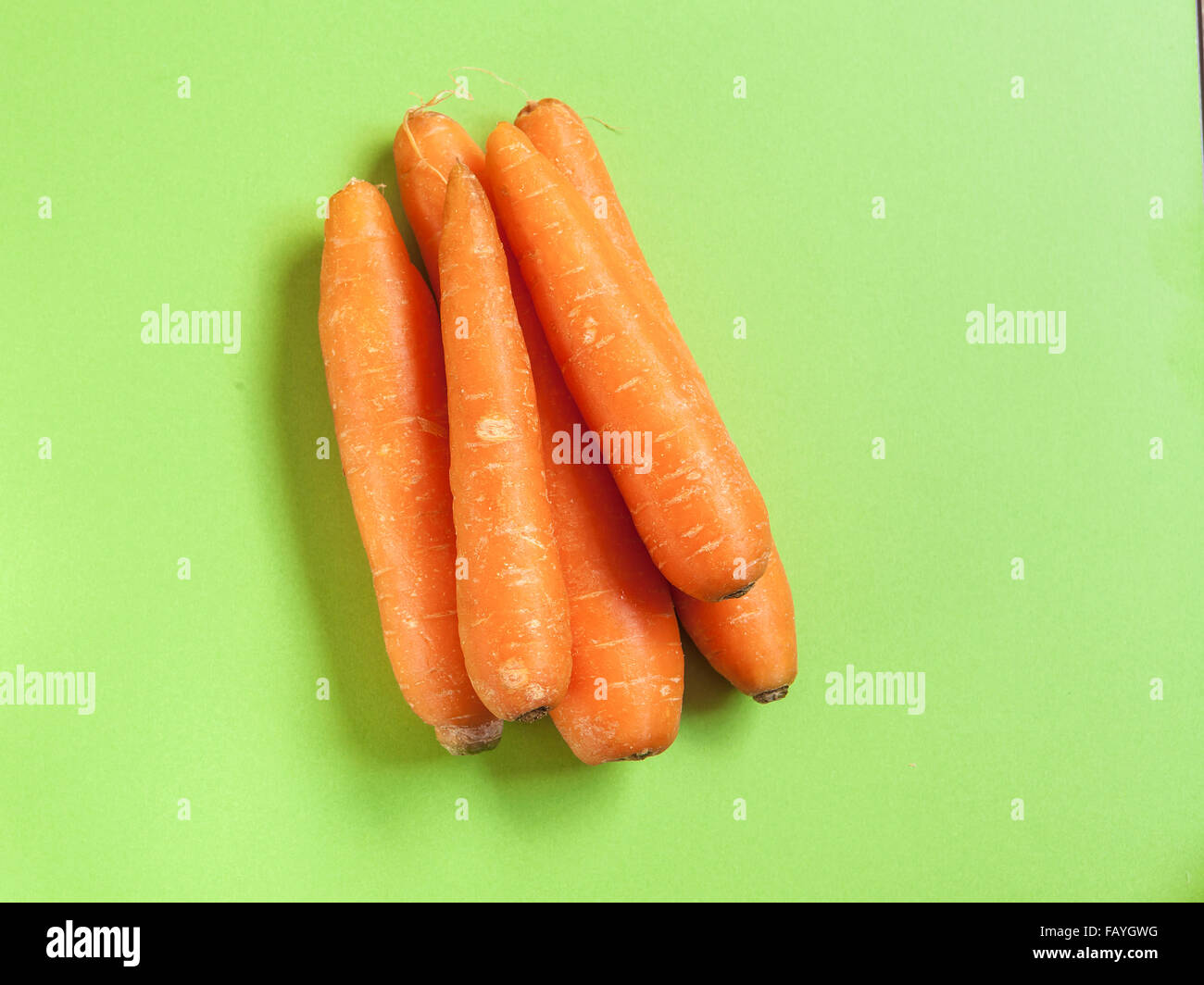 Set di carote su un bancone verde Foto Stock