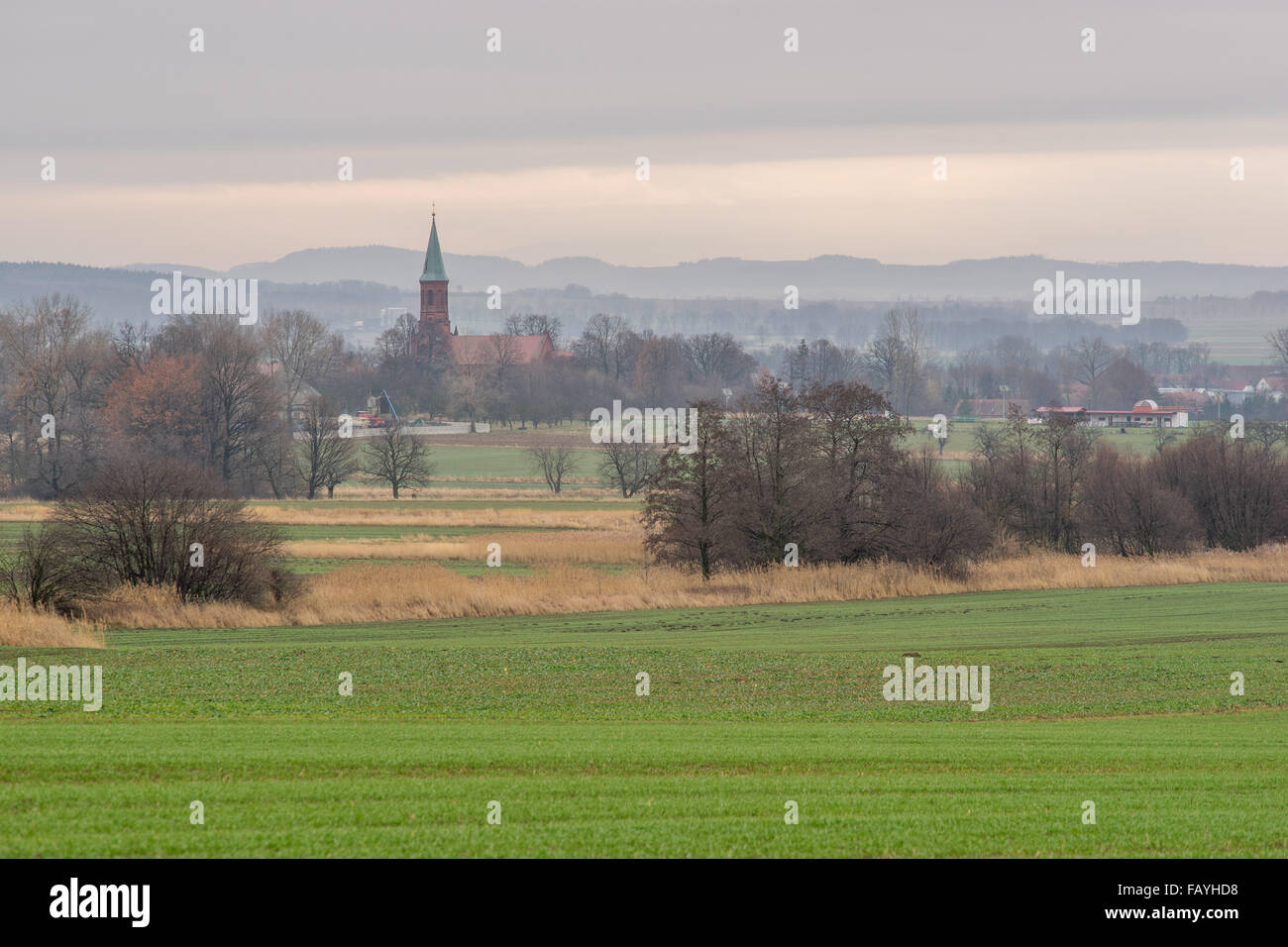 Bassa Slesia villaggio in un nuvoloso mattina di dicembre Bassa Slesia Polonia Foto Stock