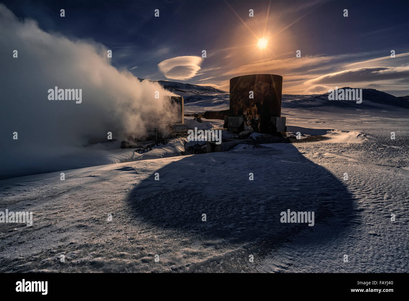 La cottura a vapore dei fori di trivellazione all'Bjarnarflag centrale geotermica in inverno, Islanda Foto Stock