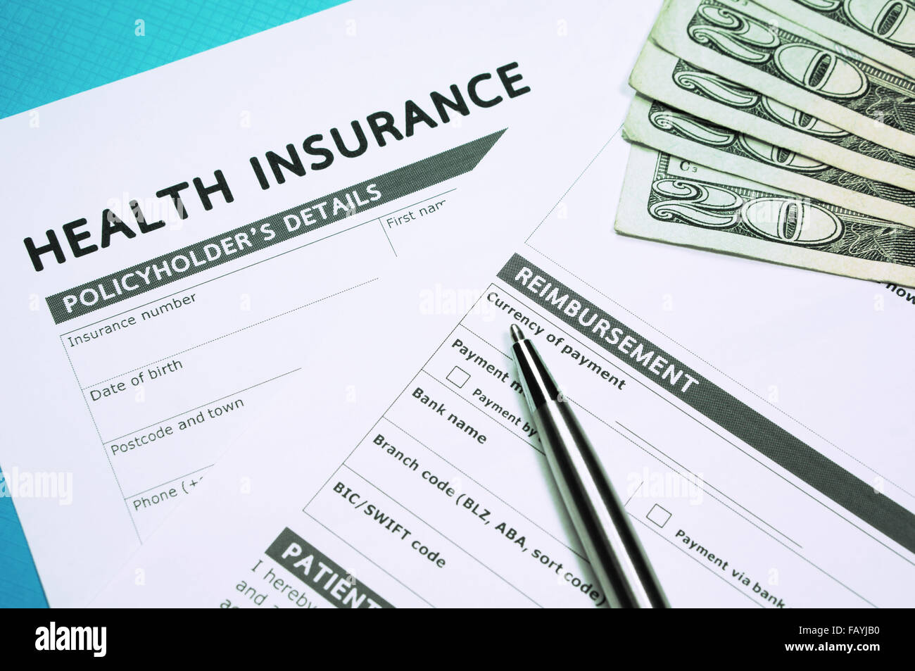 Health Insurance claim form con i soldi per il concetto di assicurazione Foto Stock