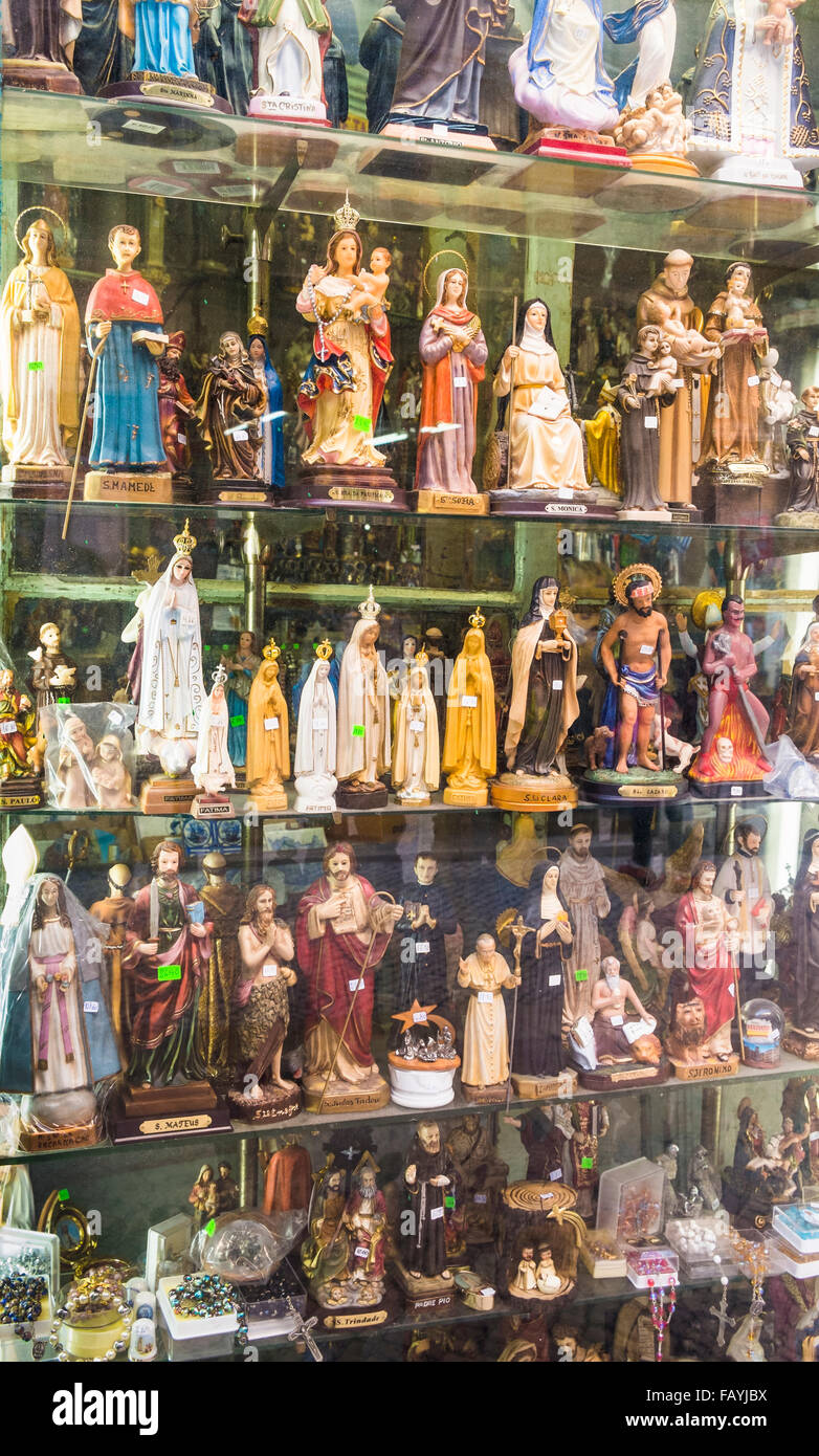 Statue e altri oggetti di devozione nella vetrina di un negozio specializzato, Lisbona, Portogallo Foto Stock