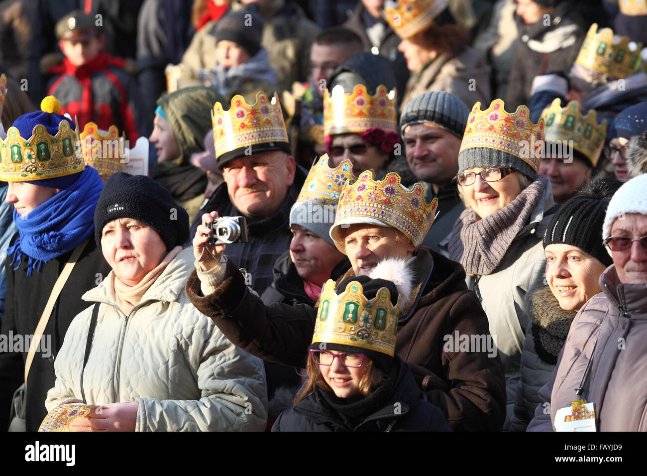 Gdynia, Polonia 6th, Gennaio 2016 Tre Re processioni con Gaspare, Melchiorre e Baldassarre lungo con i diavoli, angeli e Erode rende la sua strada giù la via Swietojanska. Un interamente vacanza cattolica, 3 Kings onori Gaspare, Melchiorre e Baldassarre, tre uomini saggi che hanno visitato Gesù alla sua nascita Credito: Michal Fludra/Alamy Live News Foto Stock