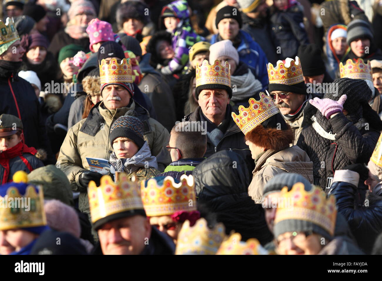 Gdynia, Polonia 6th, Gennaio 2016 Tre Re processioni con Gaspare, Melchiorre e Baldassarre lungo con i diavoli, angeli e Erode rende la sua strada giù la via Swietojanska. Un interamente vacanza cattolica, 3 Kings onori Gaspare, Melchiorre e Baldassarre, tre uomini saggi che hanno visitato Gesù alla sua nascita Credito: Michal Fludra/Alamy Live News Foto Stock