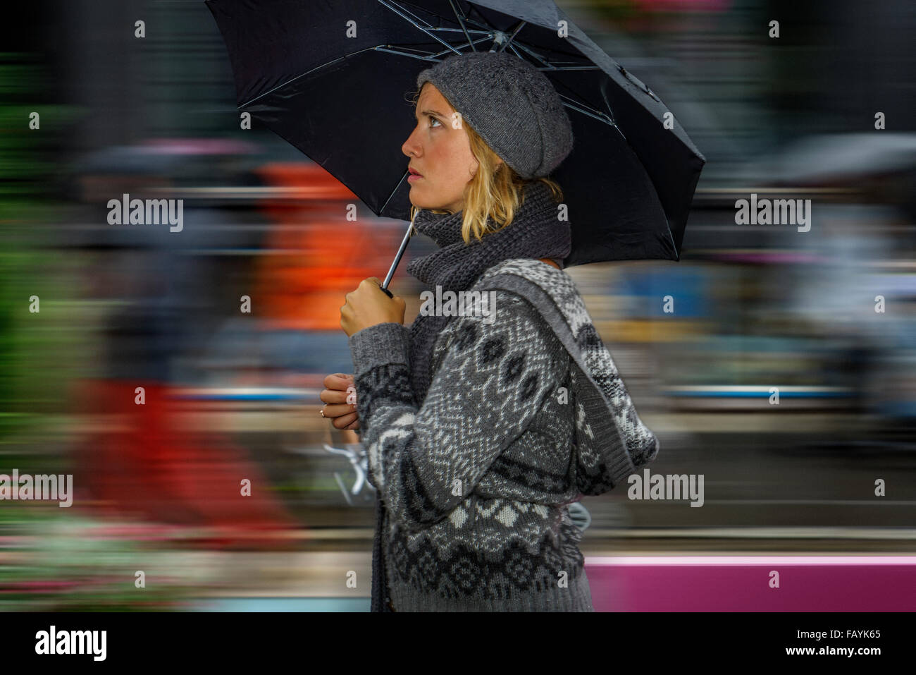 Donna con un ombrello. Giorno di pioggia durante il Summer Festival culturali, Reykjavik, Islanda Foto Stock
