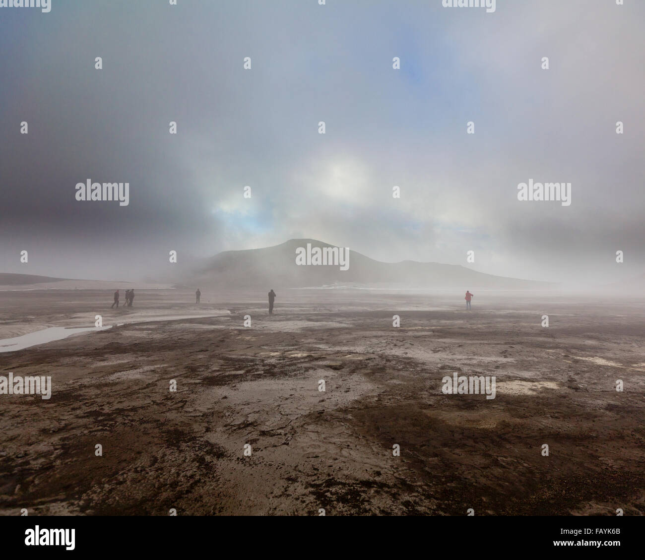 La gente ad esplorare il paesaggio dopo l eruzione dal vulcano Eyjafjallajokull, Fimmvorduhals, Islanda Foto Stock