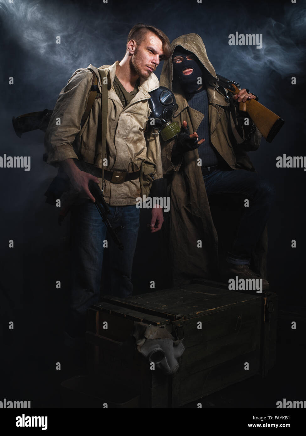 Due uomini armati. Post-apocalittico fiction. Stalker. Foto Stock