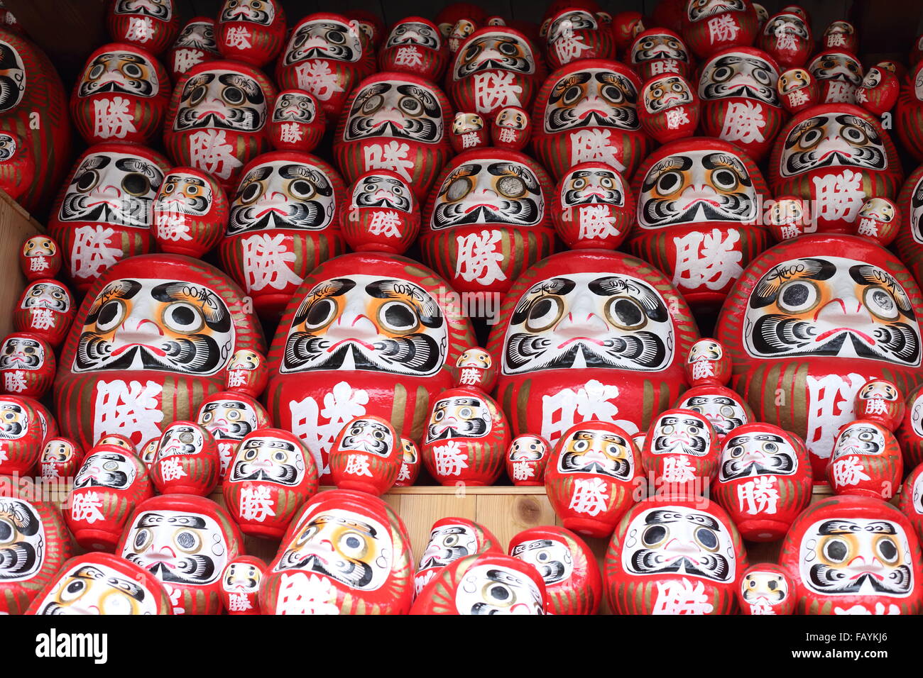 Daruma o dipinto di rosso e di buona fortuna bambola in Giappone Foto Stock