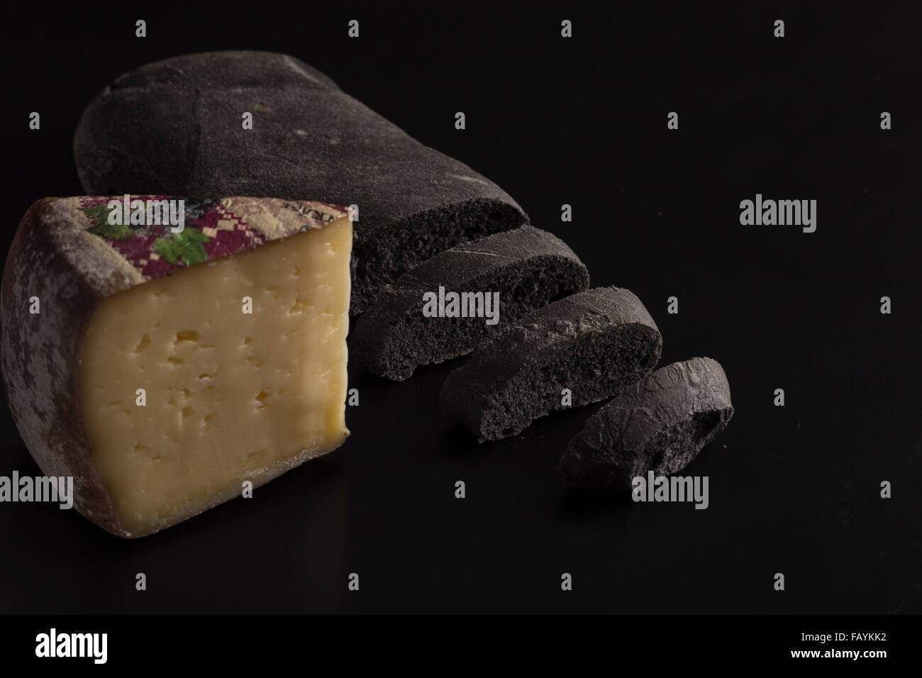 Il nero di pane italiano con carbone vegetale e una fetta di formaggio Foto Stock