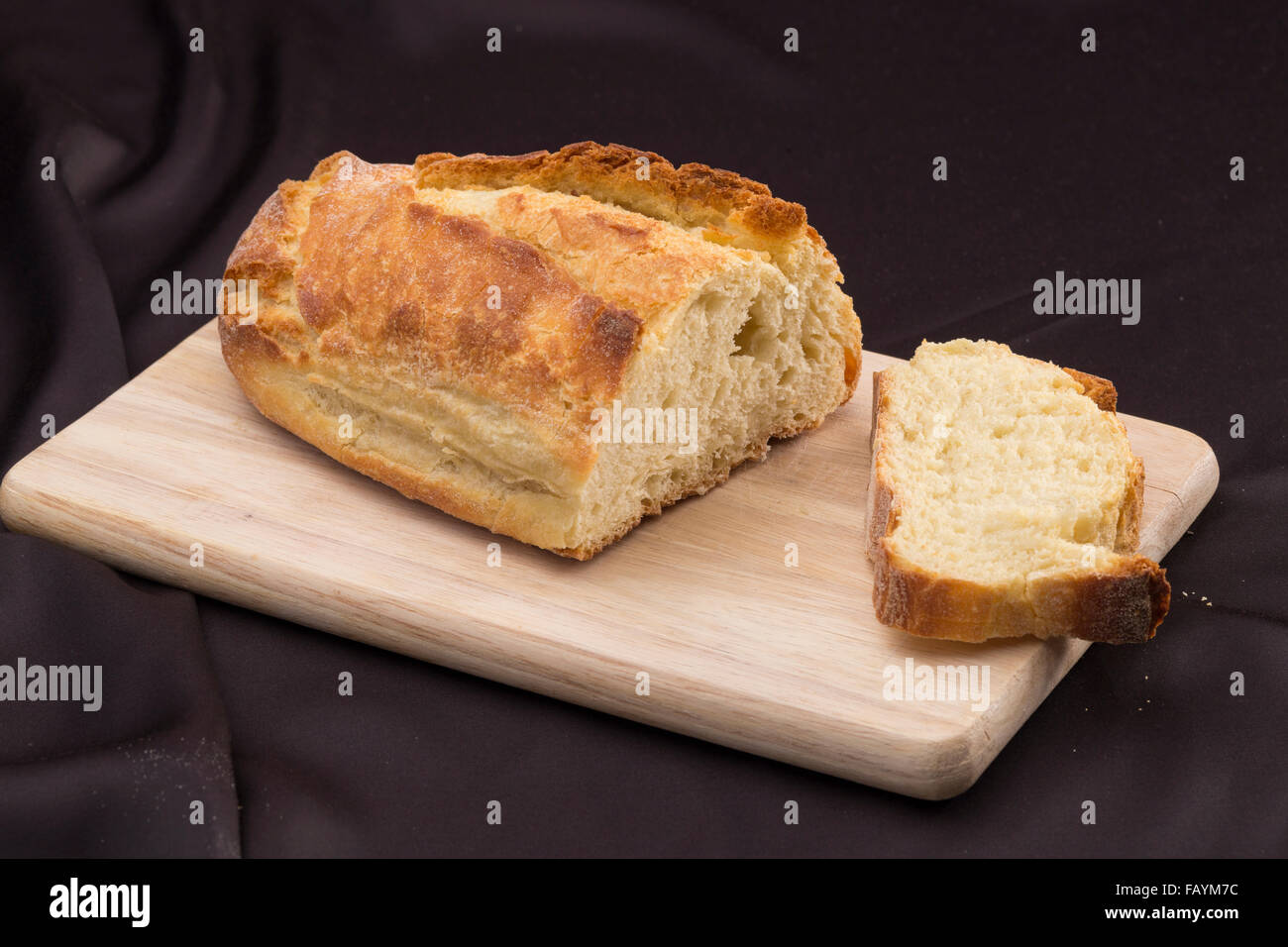 Il pane su un tagliere Foto Stock