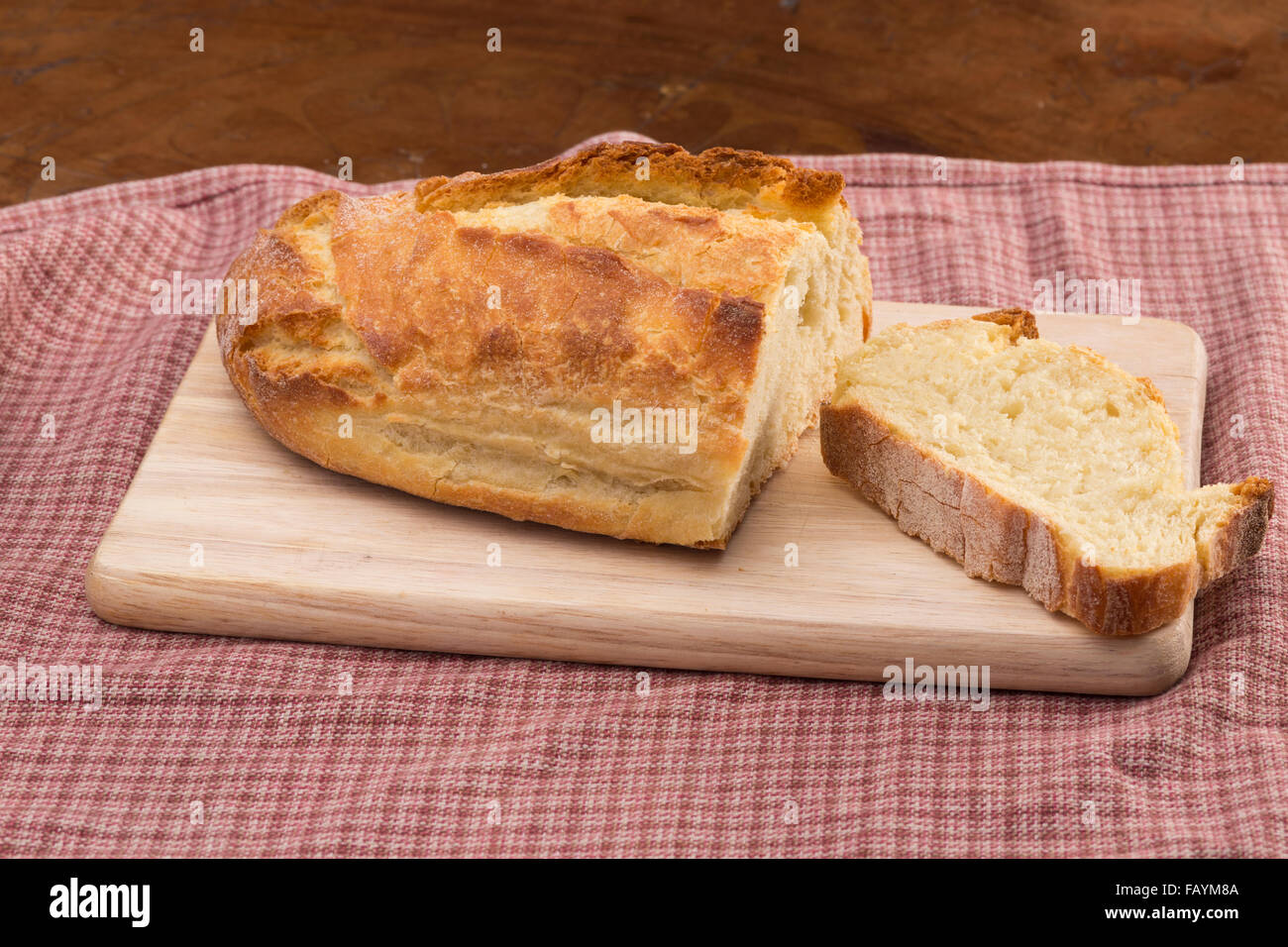 Il pane su un tagliere Foto Stock
