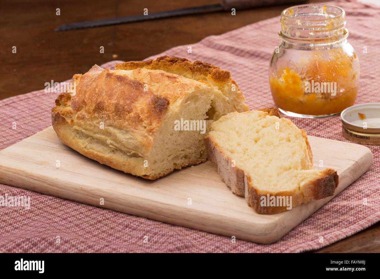 Inceppamento arancione per la prima colazione e il pane affettato Foto Stock