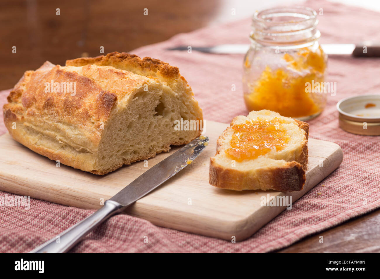 Inceppamento arancione per la prima colazione e il pane affettato Foto Stock