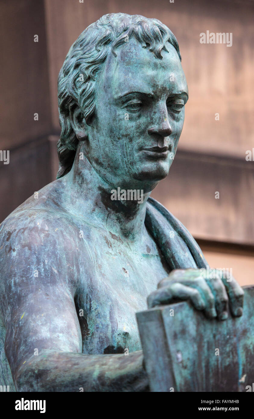 Una statua del filosofo scozzese David Hume a Edimburgo, Scozia. Foto Stock