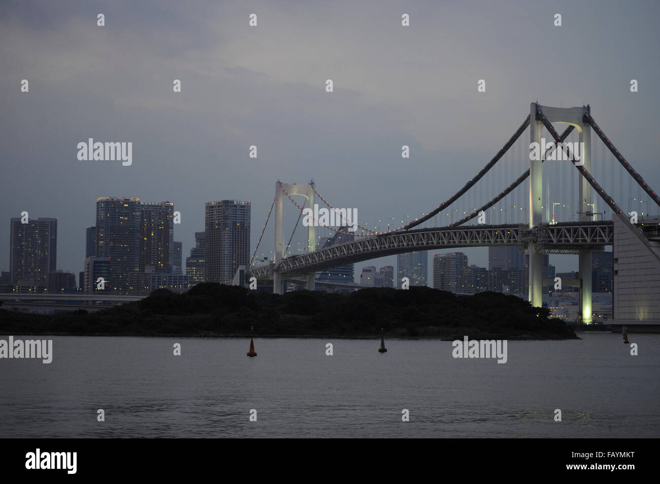 Notte skyline del Rainbow Bridge con grattacieli sul Fiume Sumida Tokyo Giappone Foto Stock