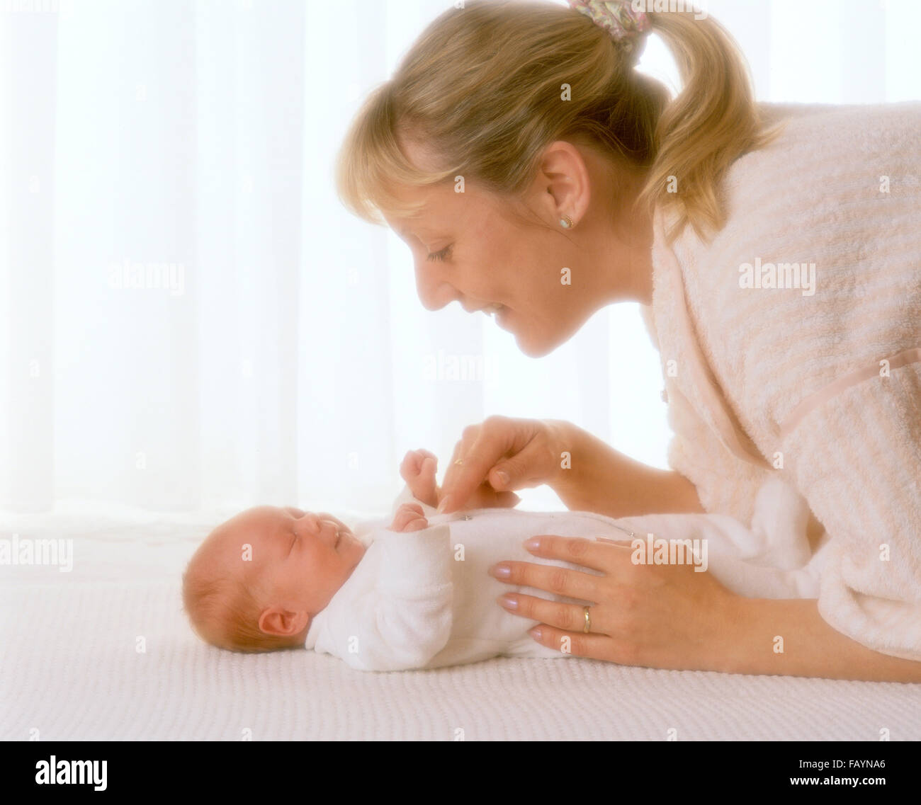 La madre e il bambino piccolo Foto Stock