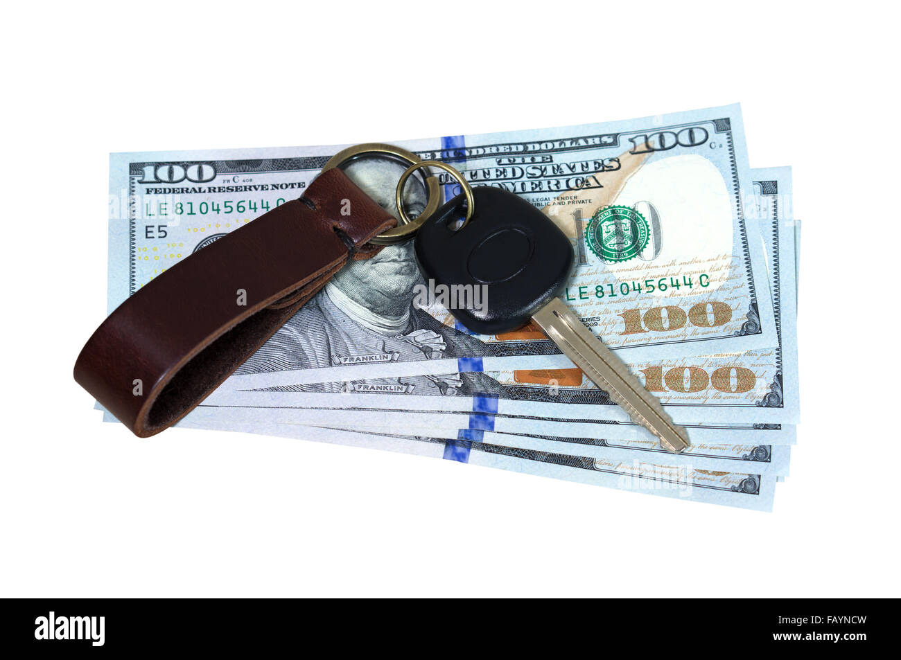Chiave auto sul denaro isolato su sfondo bianco Foto Stock